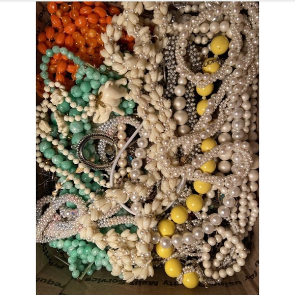 Lot of Costume Jewelry unsearched untested 2-3 lbs vintage/designer +FRE… - Picture 3 of 10